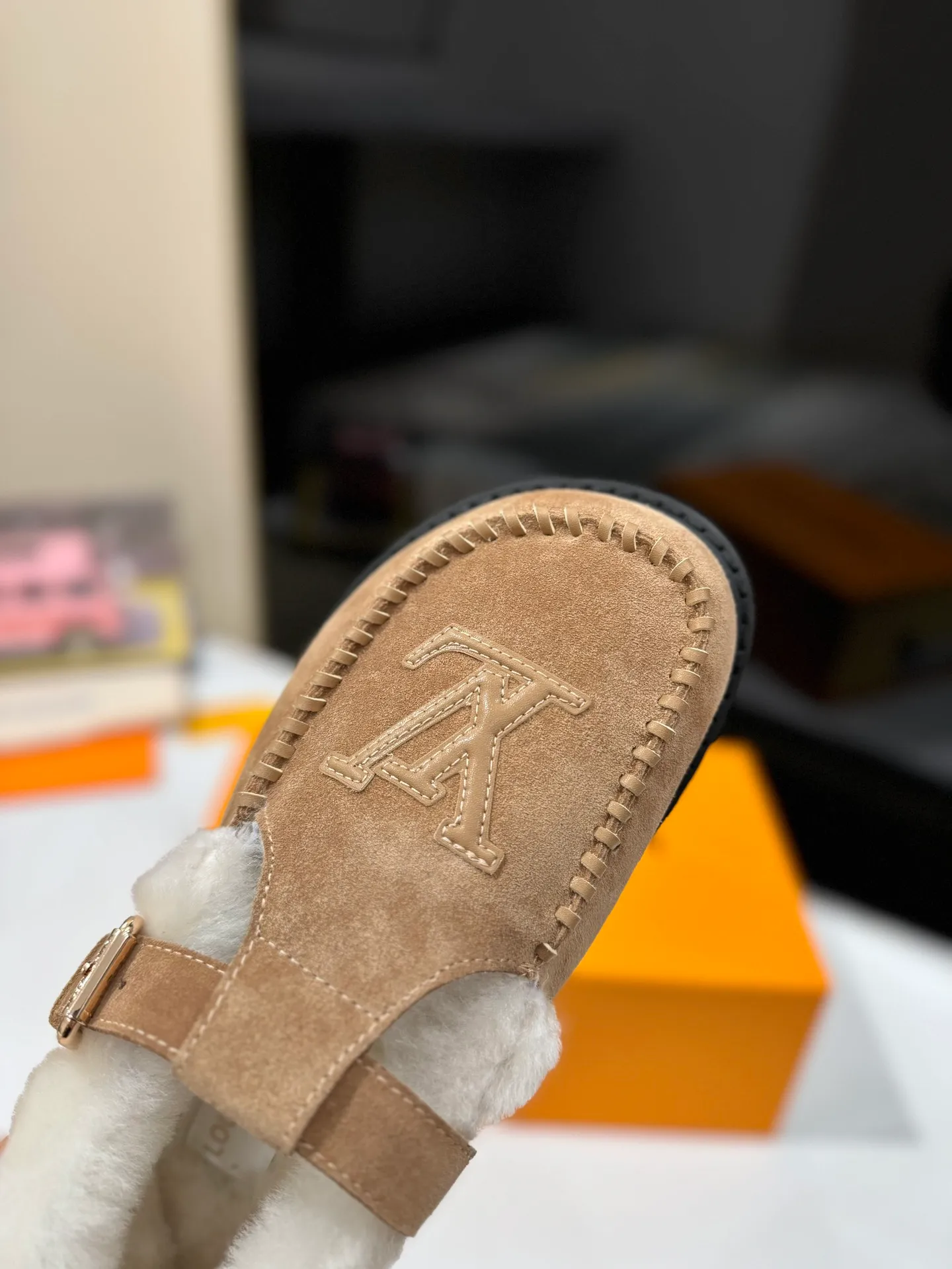 👟👟Ex-factory price 560👟👟 Louis Vuitton lv louis vuott…on fw24 new arrival～The latest furry slippers for autumn and winter🏂🏂 This pair of furry slippers is also very good-looking! The leather ones are very high-end! ! !Paired with denim shorts in autumn and winter, it’s perfect! Put it on and you will instantly have your ideal height! 😍 A favorite style, with fashion elements, the appearance of the upper is full of nobility. Wearing it can always show off the fashionable charm of women. It is fashionable but not too showy. The high-end beef tendon on the upper and the Lvjia letter buckle are so beautiful. ✅Upper: imported high-end frosted/cow leather ✅Outsole: original outsole ✅Inner lining: imported real wool ✅Size: 35-42 (41.42 customized, non-returnable) ✅Packaging: full set of original drawer box